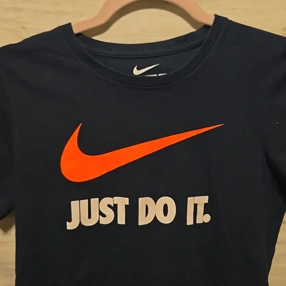 Womens Nike Tshirt - Picture 2 of 3